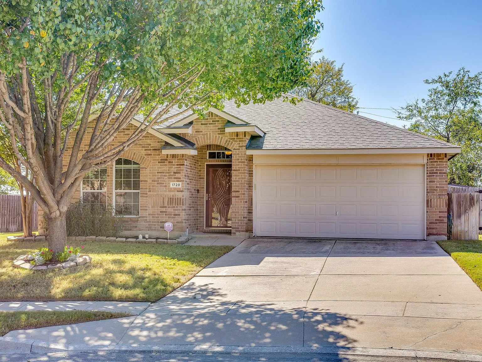3 bed, 2.0 bath, 1755 sqft, $2,000 — Photo 1