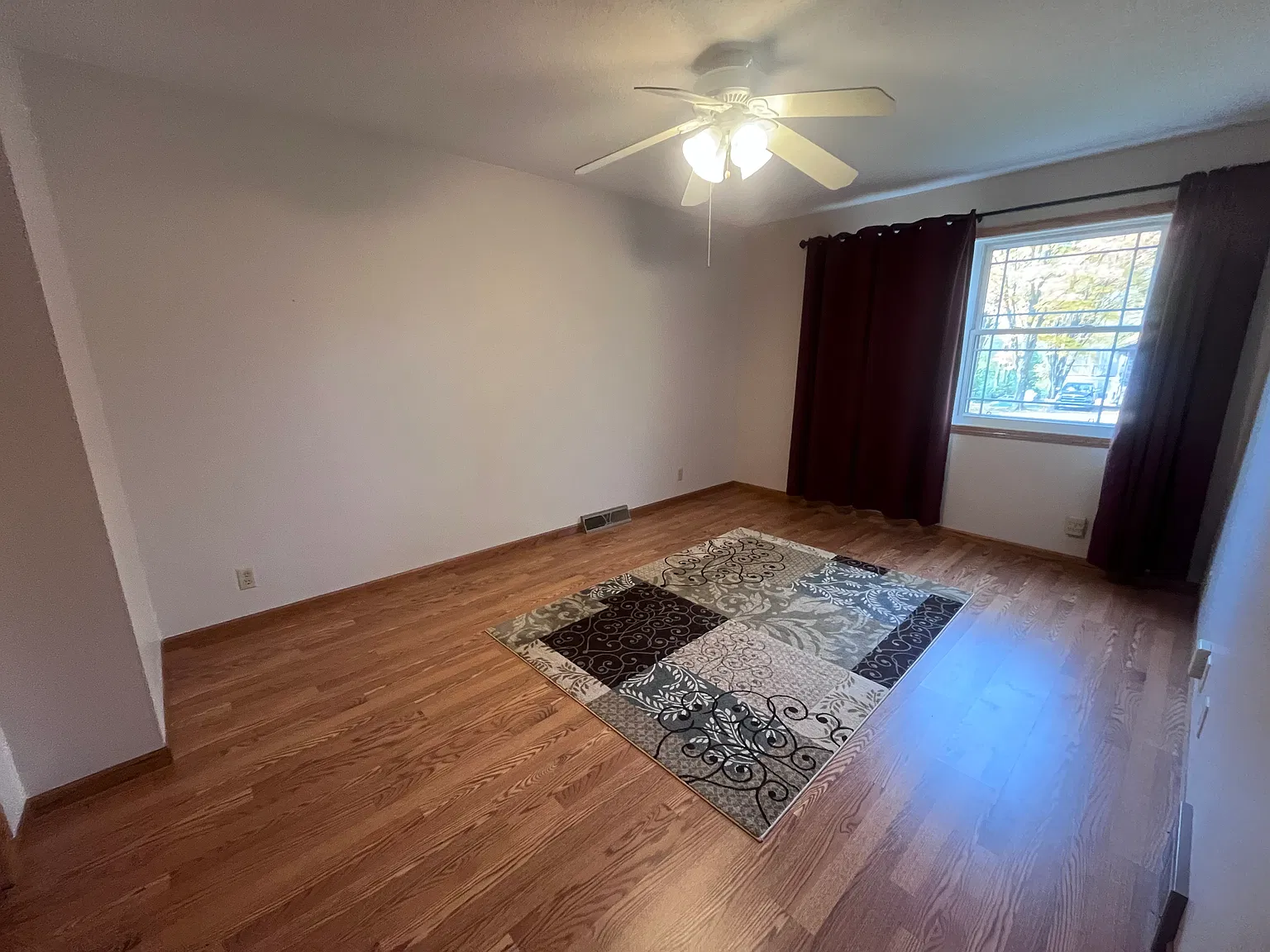 4 bed, 2545 sqft, $3,200 — Photo 4