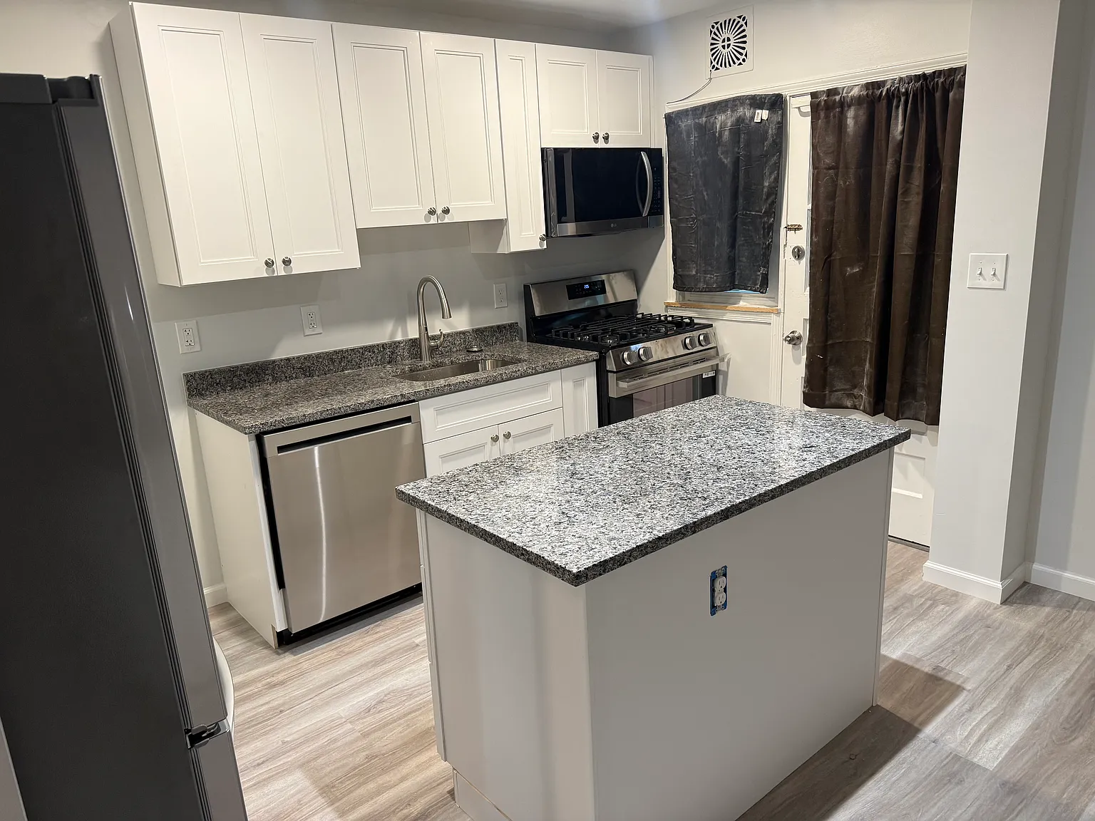 3 bed, 975 sqft, $2,250 — Photo 1