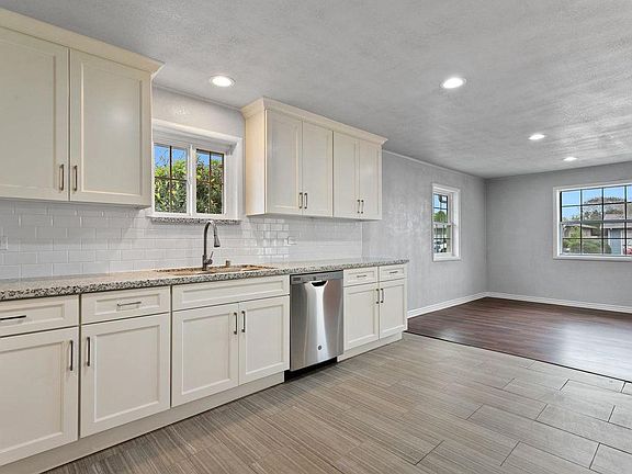 3rd image of 411 W Pearl Ave