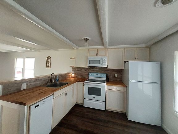 4th image of 32 Cedar Ln