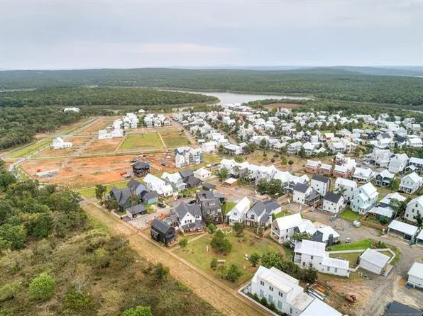 62 Hill St #15, Eufaula, OK 74432