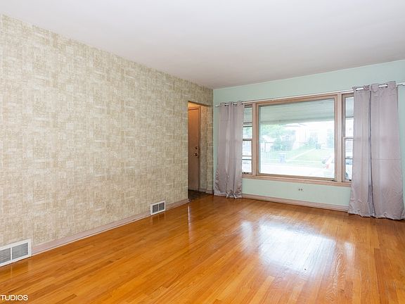 3rd image of 4821 N Nashville Ave