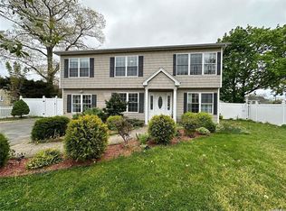 98 Cortelyou St, Islip, NY 11751