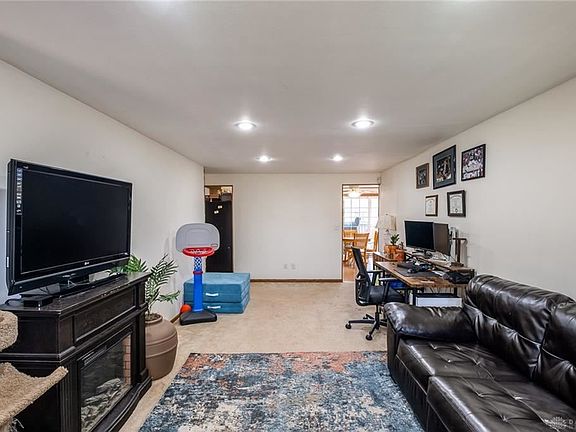 3rd image of 6868 Laurelview Dr