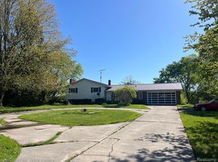 1565 S Range Rd, Saint Clair, MI 48079