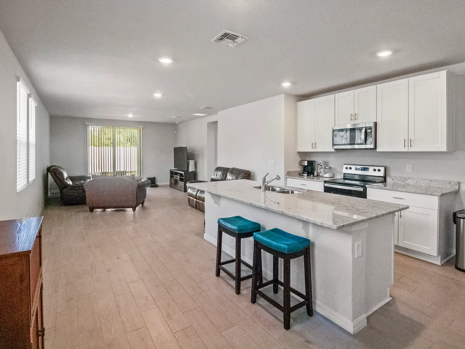 4 bed, 1680 sqft, $2,950 — Photo 4