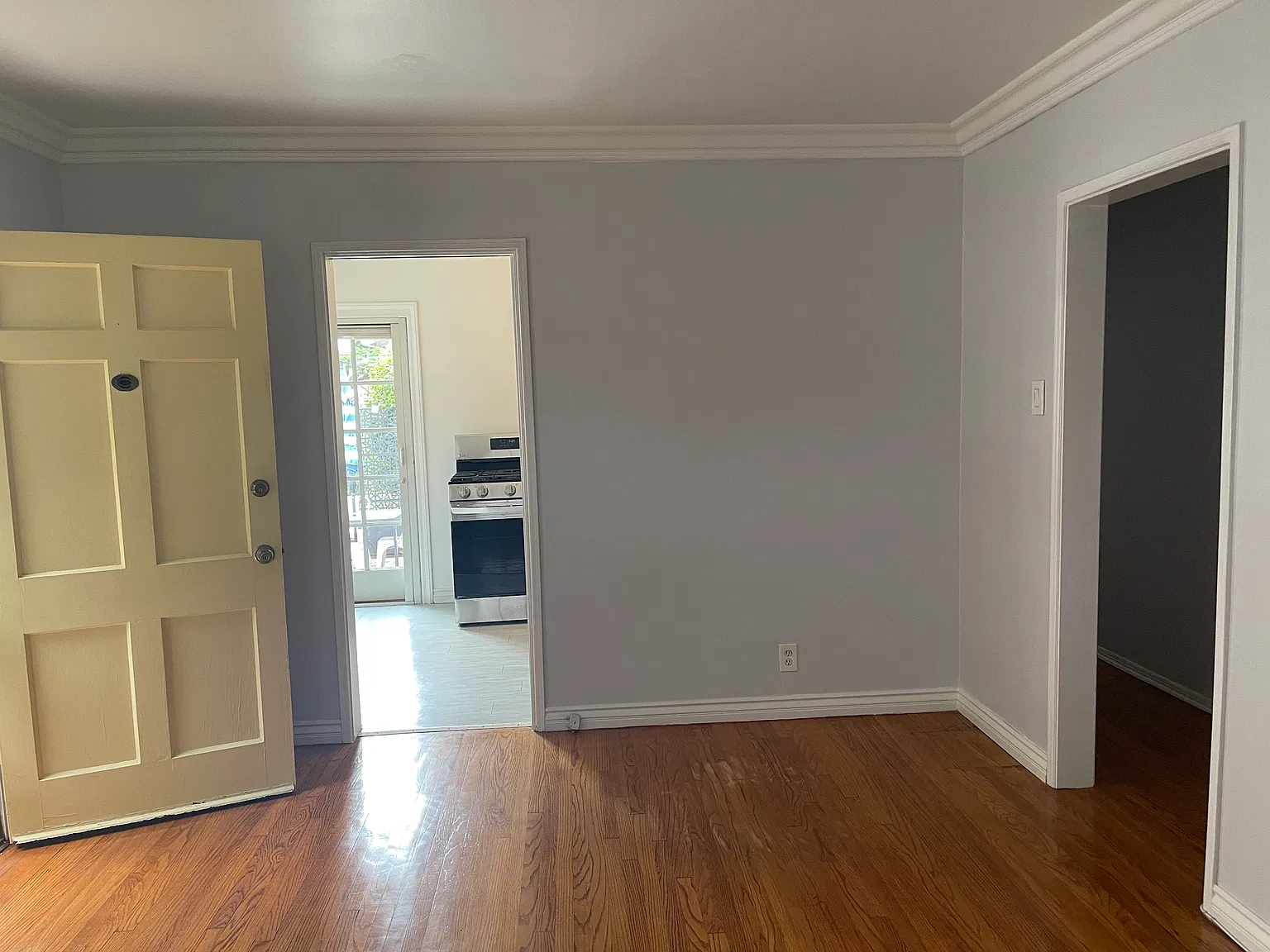 2326 Oak St — Photo 2