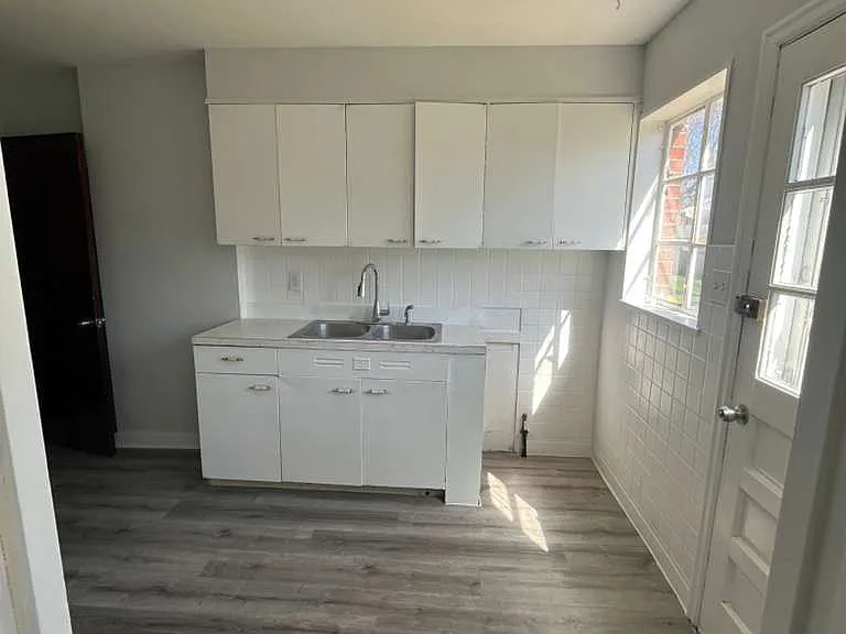 912 N Prairie Ave — Photo 2