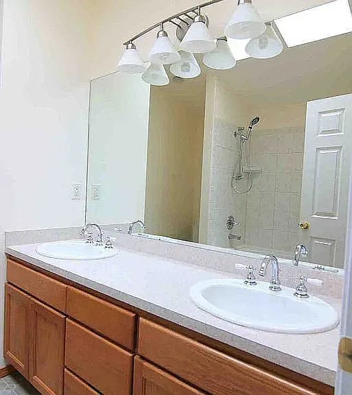 12235 NE 61st St — Photo 1