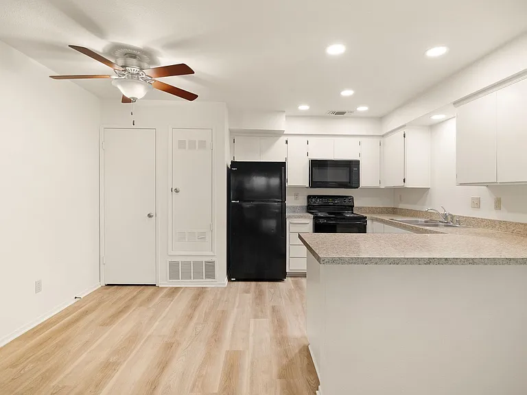 1661 Forest Avenue Apartments — Photo 37