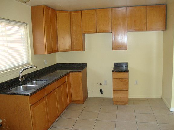 4th image of 25469 Pennie St