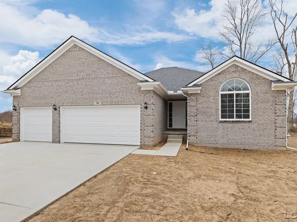 799 War Bonnet Dr, Tecumseh, MI 49286