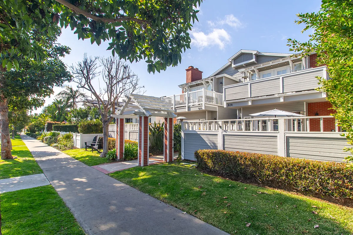 Prime location close to grocery store, restaurants, shopping, schools and beach! - 824 D Ave