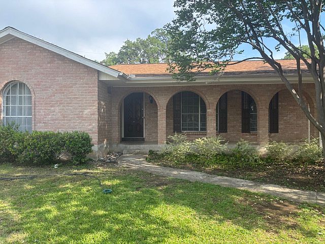 The front porch and entry facing Claypool Ct., which is off Sugarhill. 
Sugarhill is the first street and left turn off Vance Jackson (going north) after crossing Wurzbach.