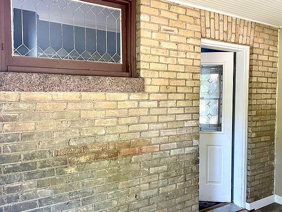 4th image of 402 3rd Ave NE