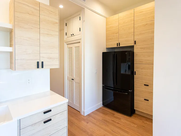 861 S Van Ness Ave — Photo 20