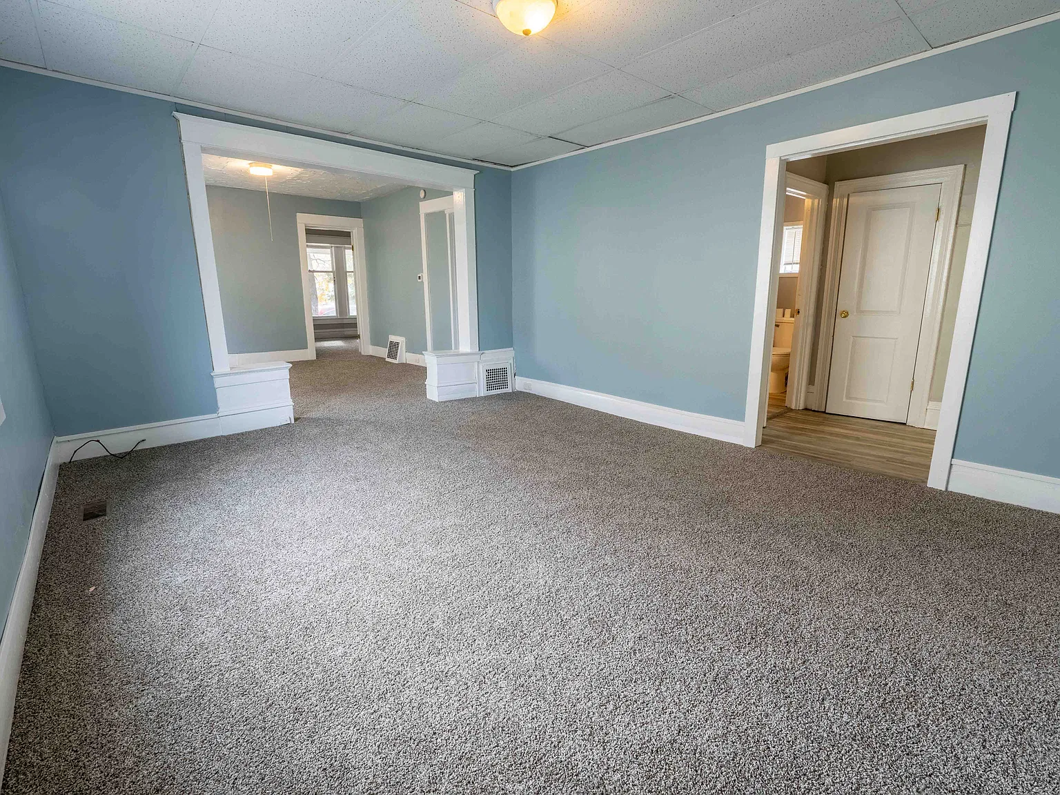 3 bed, 1000 sqft, $1,675 — Photo 2