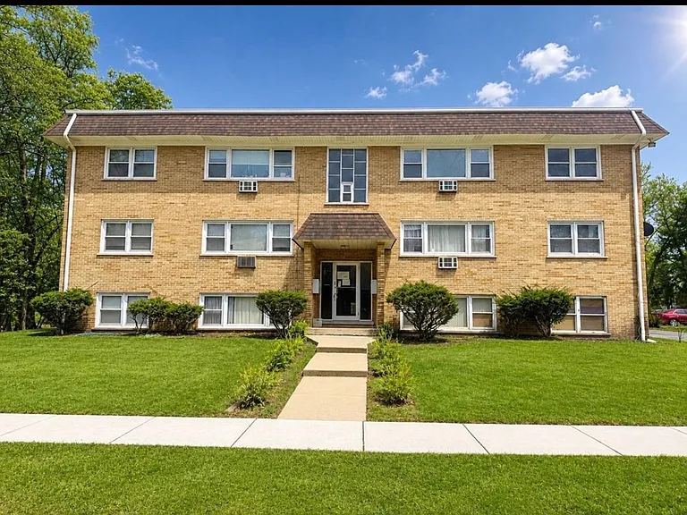 255 E Oak St #10 — Photo 1