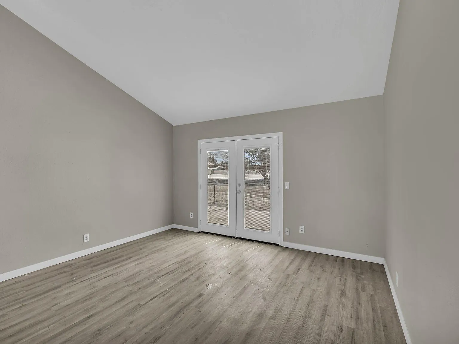 3 bed, 1350 sqft, $2,500 — Photo 4