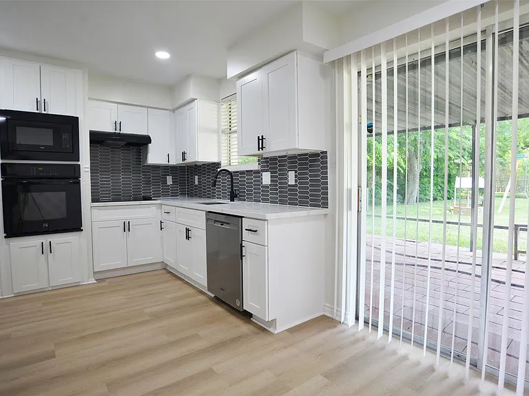 536 Castlelake Dr — Photo 10