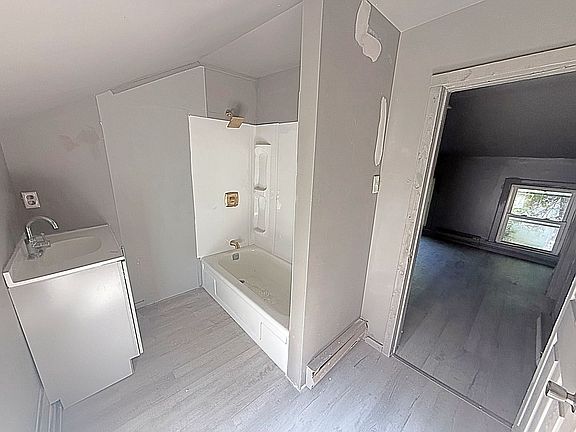 5th image of 640 Carbon St #2