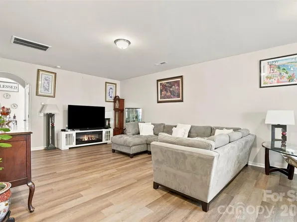 4008 Tulocay Ln, Charlotte, NC 28215