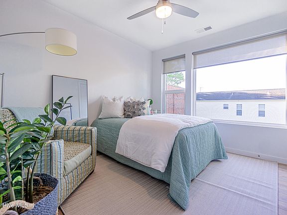 4th image of 1102 Castle St #202