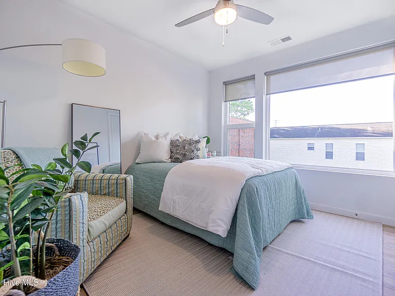 1102 Castle St #202 — Photo 4