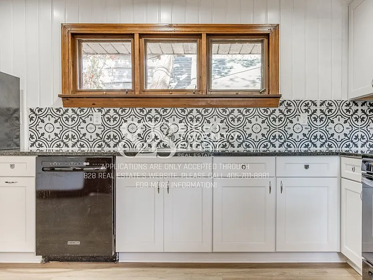241 Emelyn St — Photo 38