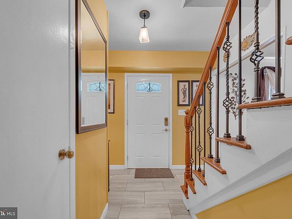 5th image of 115 Middlebury Ln
