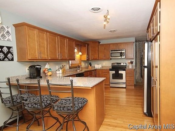 2nd image of 106 Stieren St