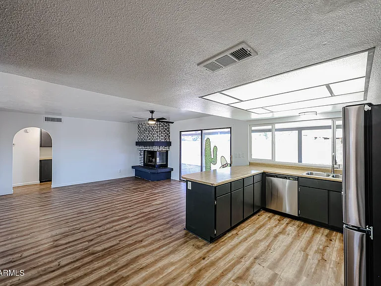 2602 E Charleston Ave — Photo 5