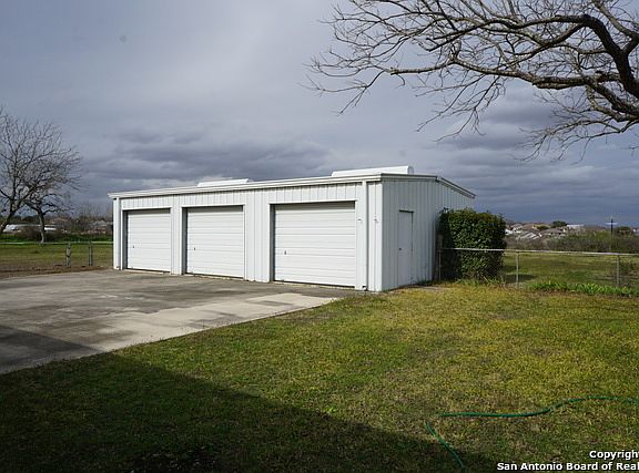 3rd image of 8591 Brucks Dr
