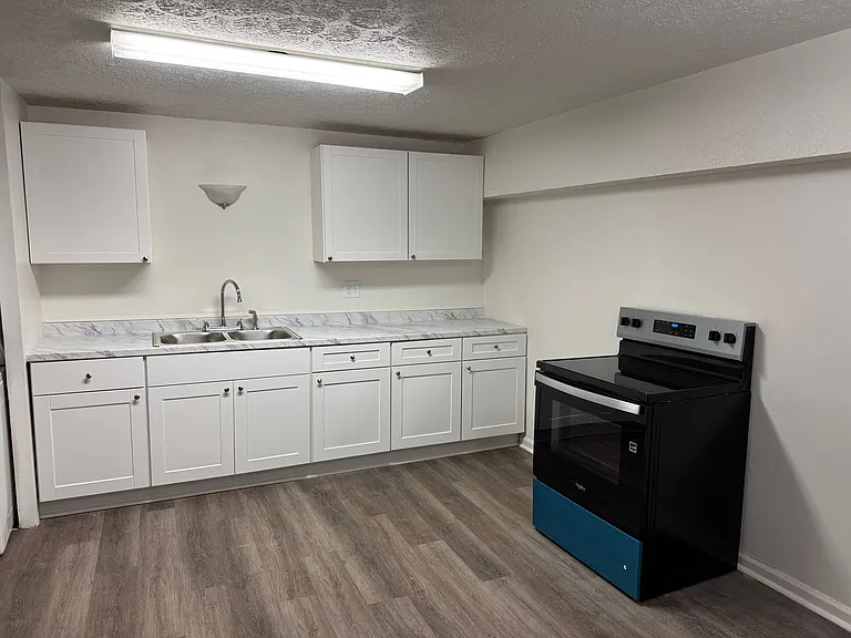 124 Adams Dr — Photo 2