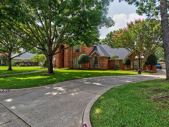 3rd image of 804 Majestic Oaks Ct