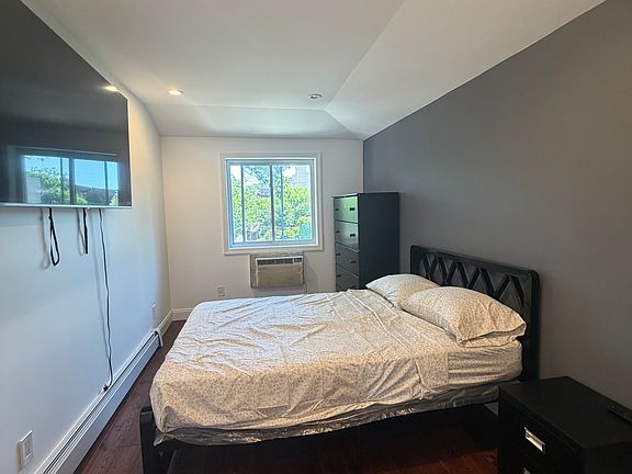 4th image of 141-46 Pershing Cres #3C