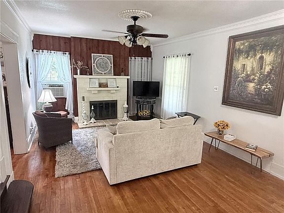 3rd image of 112 N 1st St