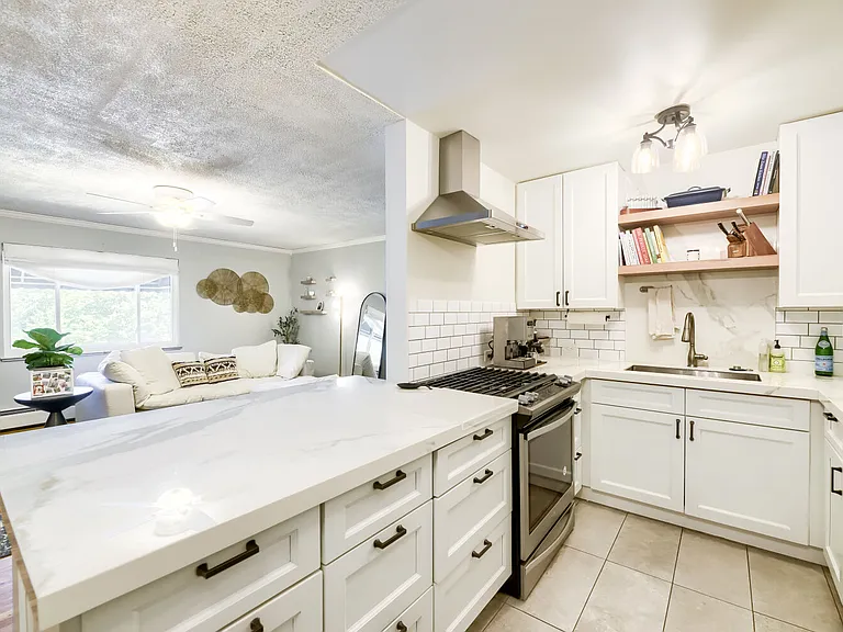 155 N Jackson St #8 — Photo 5