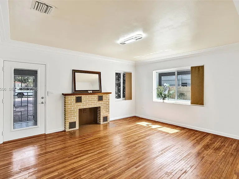 2420 SW 16th St — Photo 3