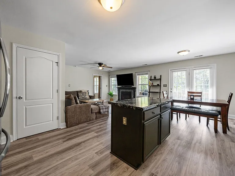 686 Colonial Hills Dr — Photo 13