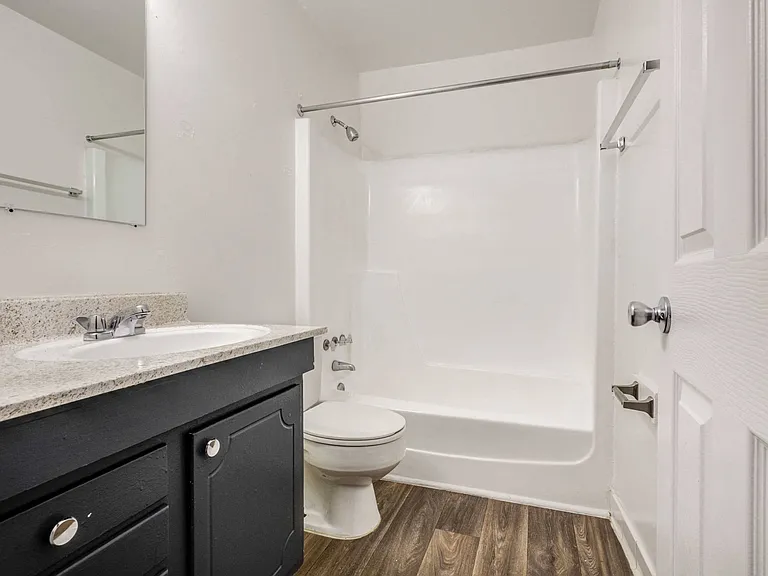 Country Club Apartments — Photo 12