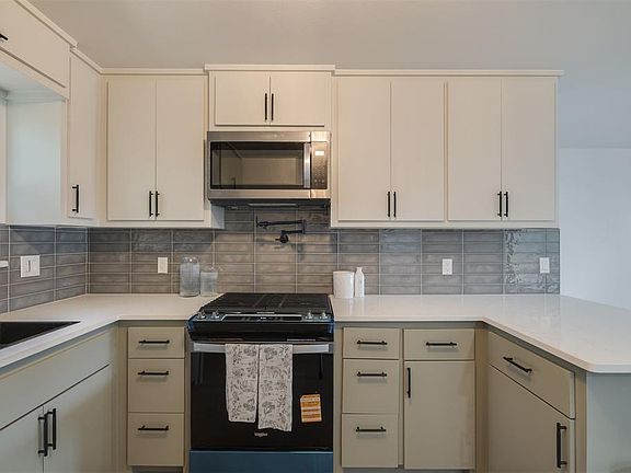3rd image of 727 SE 19th St