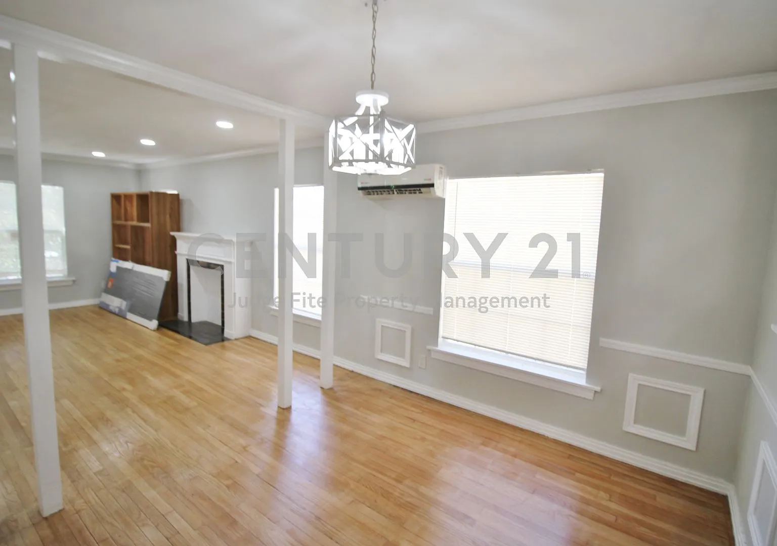 Charming Remodeled 2/1 Home in Dallas For Rent! — Photo 4
