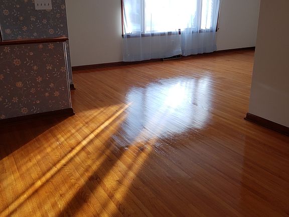 3rd image of 72 Oakwood Dr