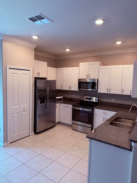 3 bed, 2.5 bath, 1634 sqft, $2,400 — Photo 4