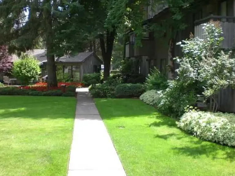 Lake Villa Apartments — Photo 26