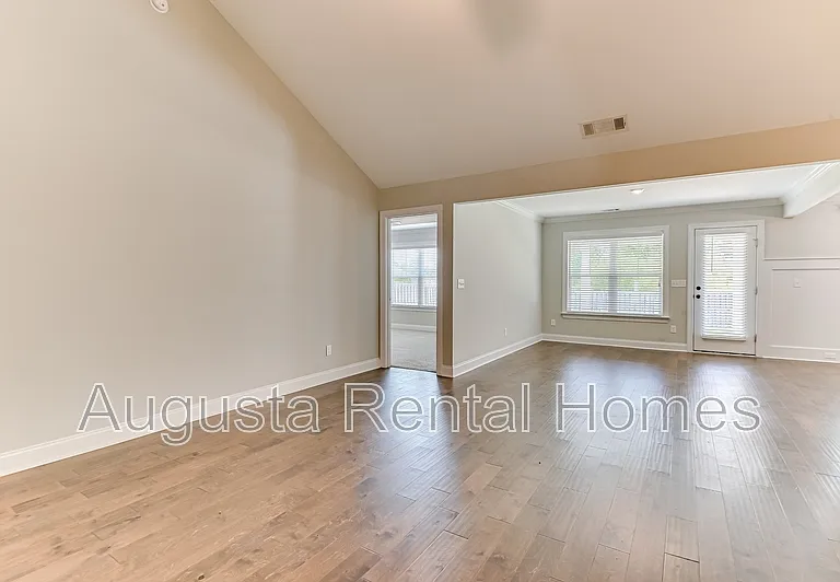 907 Linsmore Ave — Photo 12