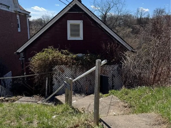 204 Waddell Ave, Clairton, PA 15025