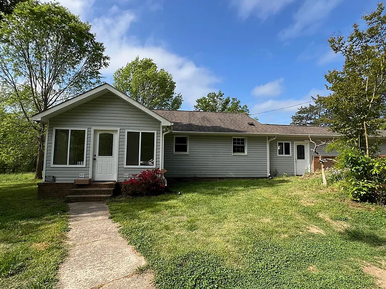 681 Combs Cir — Photo 4